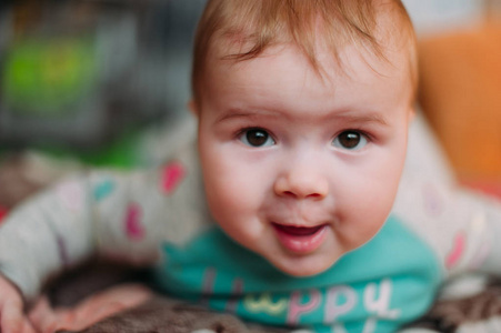 地毯上的小可爱婴儿学步车关闭了微笑可爱情感玩的开心在家