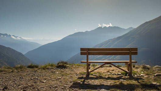 板凳在惊人观点上山谷和山脉 P