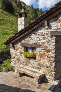 在一个小小的山区村庄的石头小木屋。案例迪维索庞特