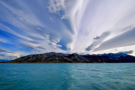阿根廷湖上特殊的云