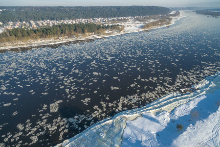 随着浮冰的冬天河图片