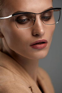 妇女的眼镜风格。美丽的女人时尚光学架