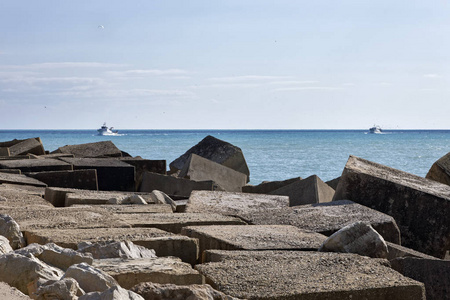 意大利地中海西西里岛斯科格利蒂 拉古萨省港口外的水泥块和渔船