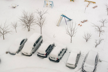 高架的视图的雪覆盖在停车场的汽车