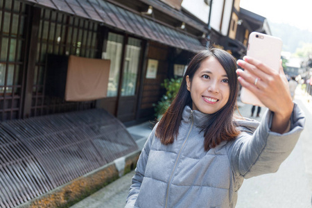 女人采取在日本旅游时的自拍照