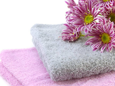 毛巾和菊花粉色的花朵