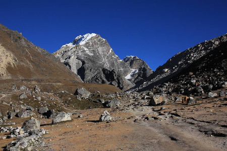 装载 Lobuche 和登山道路