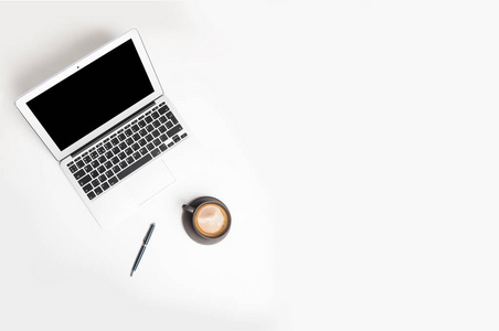 笔记本电脑和咖啡的杯子，白色表面上笔。顶视图