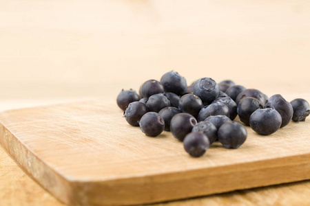 木制桌子上的蓝莓
