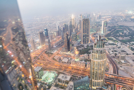 迪拜市中心晚上从高角度的鸟瞰图