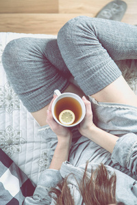 舒适的冬天概念以女孩喝热茶