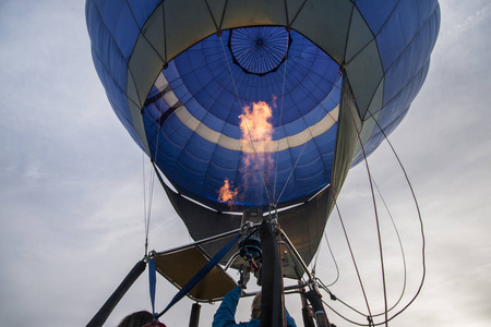 提升的热空气气球节
