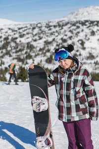 滑雪板微笑的年轻女子的画像