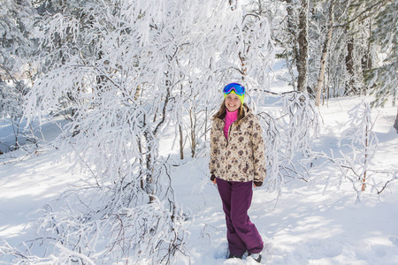滑雪板微笑的年轻女子的画像