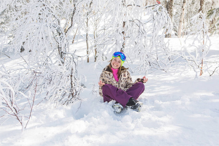 冥想在雪地上的年轻微笑女人的画像