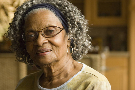 一位非洲裔美国老妇在家的肖像
