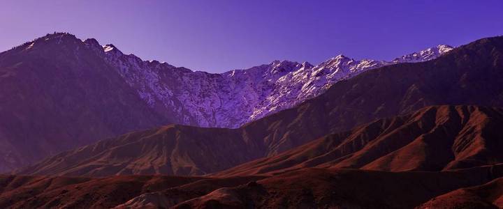 与高山景观和山脉。天然山背景