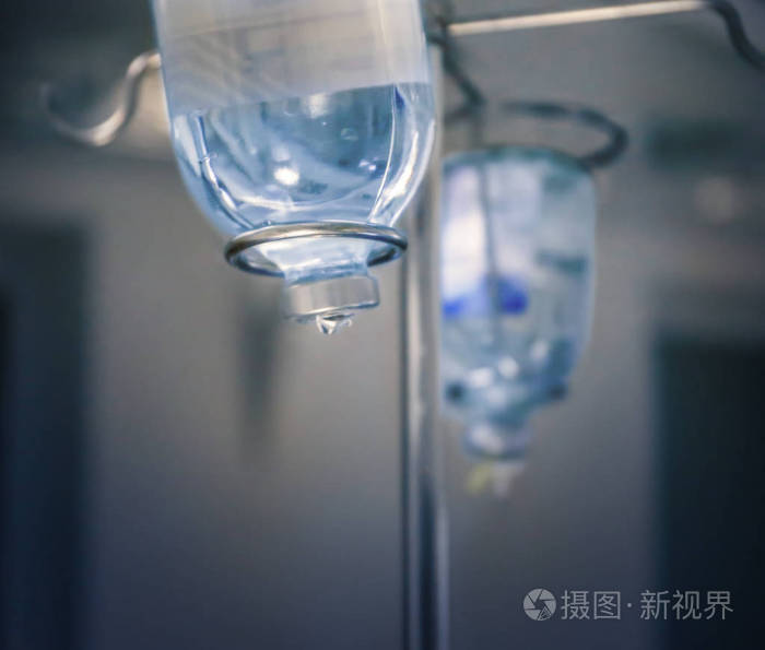 在医院输液滴
