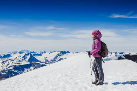 女人旅行背包徒步旅行在山