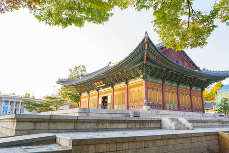 德寿宫在首尔市，是枝美丽的建筑