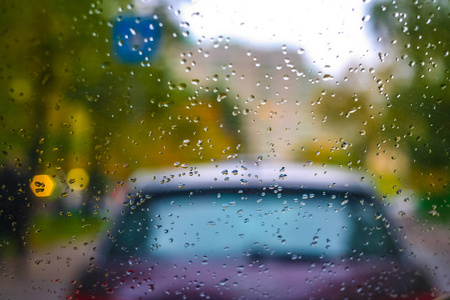 雨在红绿灯处