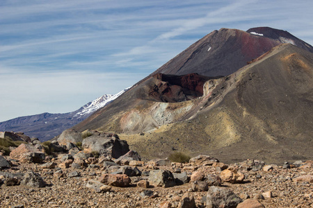 红色的火山口和装载北岛