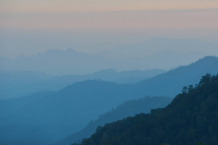 现场的美丽的山脉上的天空背景