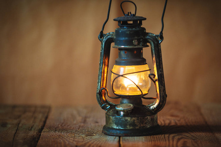 老式煤油油盏盏灯笼燃着柔和的光灯光