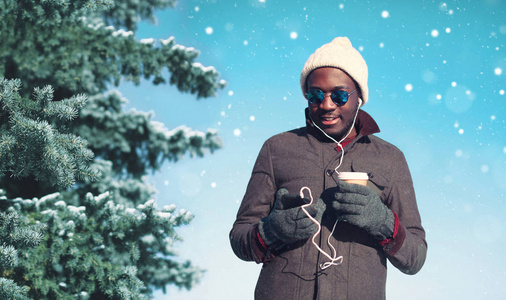 冬天微笑非洲年轻人对 sma 混合料的享受听音乐