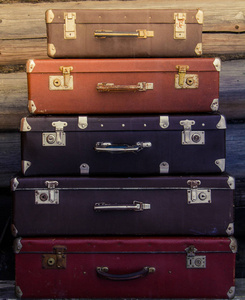 不同的大小和颜色的老式手提箱是对对方的存在