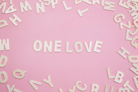 把一个爱的字母排序在粉红色上。