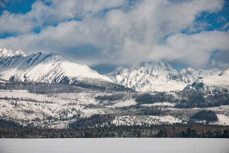 冬季景观，白雪覆盖的山脉