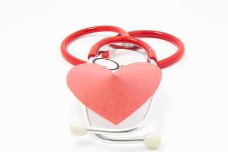 听诊器和红色天鹅绒的心躺在彼此上均匀的白色背景。在心脏病学 心脏健康 心诊断设备 诊断和治疗心脏疾病中使用照片
