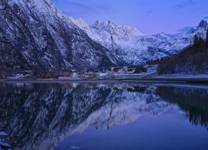 景观图的房屋和山