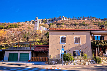 山坡上悬崖上预示 Kal 村