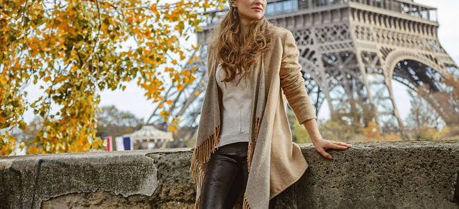 望著远方路堤在巴黎旅游女人