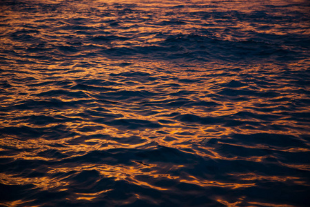 水波在金色的夕阳，海面背景