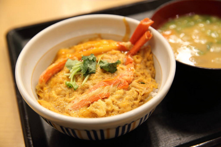 米饭和汤上的螃蟹和鸡蛋, 日本料理