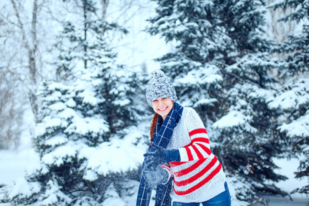 冬天室外肖像的可爱有趣的积极年轻女孩