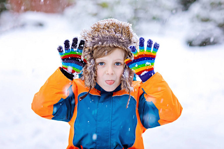 快乐的孩子男孩在冬天玩雪