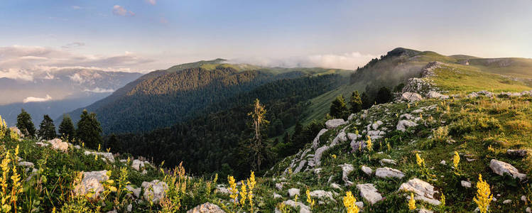 在山和蓝蓝的天空高岩石的高山草甸全景景观在阿布哈兹暑期旅游概念