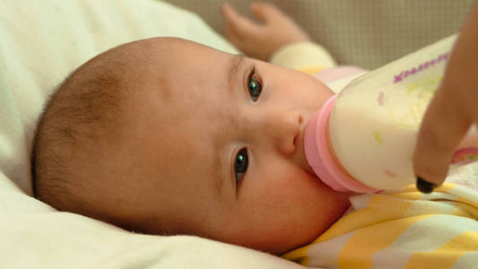 小刚出生的婴儿，从一瓶喝牛奶