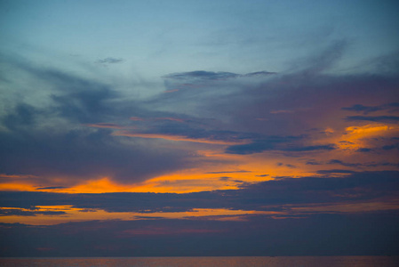 泰国海湾令人惊叹的美丽日落