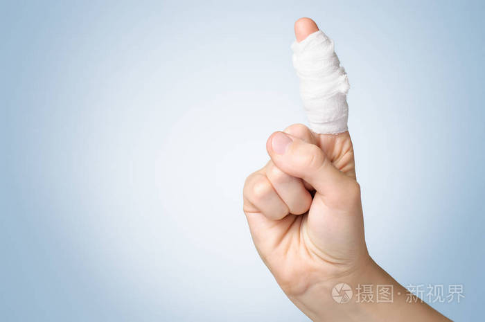 用绷带包扎受伤的手指