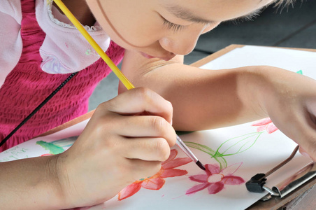 亚洲的小女孩手漆与她水彩图片
