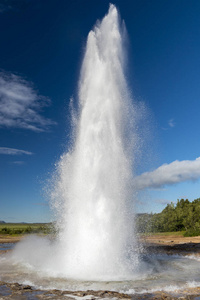 在冰岛的高 Geysir