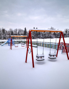 白雪覆盖的儿童游乐场