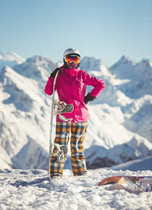 在阿尔卑斯山脉中的女性滑雪者