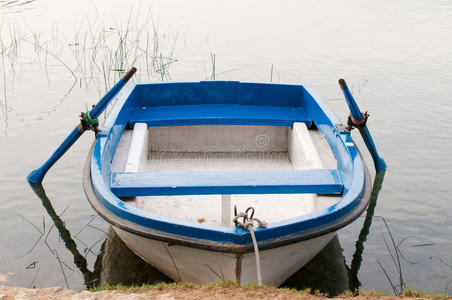 湖中的船