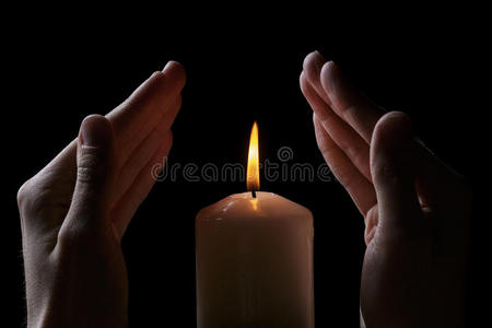 成年男性手护燃蜡烛